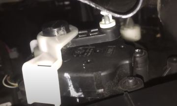 Fiesta  Kalorifer Hava Dağıtım Yönlendirme  Kumanda  Kol  Plastiği Kafesi